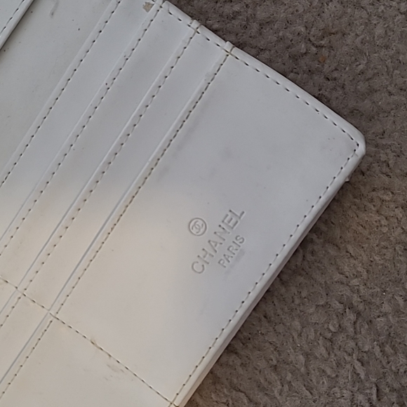 White wallet - Picture 3 of 5